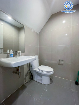 *****ทาวน์โฮมมือสอง ม. ดิเอ็กคลูซีฟ รัชดา-วงส์สว่าง บ้านสวยพร้อมเข้าอยู่ บนเนื้อที่กว่า 18.7 ตร.ว. พื้นที่ใช้สอยกว้างถึง 134 ตร.ม. 3 ห้องนอน 4 ห้องน้ำ 2 ที่จอดรถ บนทำเลโซนเมือง เดินทางสะดวกใกล้ร้านอาหาร เชื่อมต่อถนน วงศ์สว่าง, ติวานนท์, รัตนาธิเบศร์ ใกล้รถไฟฟ้าสายสีม่วงสถานี "แยกติวานนท์" และ ทางด่วน "ศรีรัช"